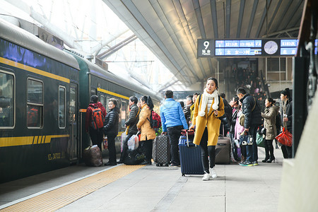 信心旅行箱青年女人在车站月台图片