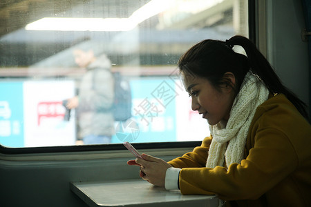 幸福旅游亚洲人青年女人在火车上图片