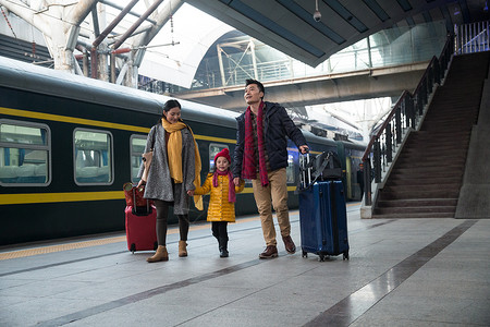 新年表现积极探亲幸福家庭在车站月台背景图片