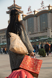 旅途成年人春运青年女人在站前广场图片