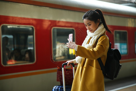 人离开旅行的人乘客成年人青年女人在车站月台背景