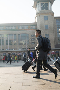 日光广场附带的人物青年男人在火车站图片