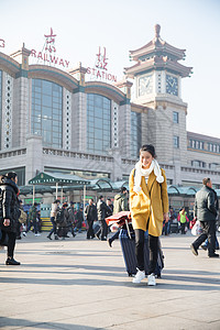 附带的人物乘客旅行的人青年女人在站前广场图片