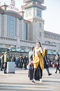 白昼火车漂亮的人青年女人在站前广场图片