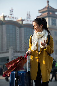 仅成年人垂直构图女青年女人在站前广场图片