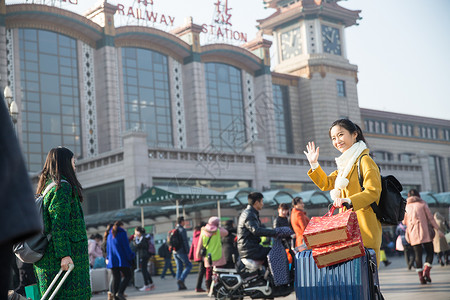 成年人挥手旅行的人青年男女在火车站图片