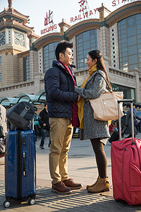 过年女人东方人青年男女在站前广场图片