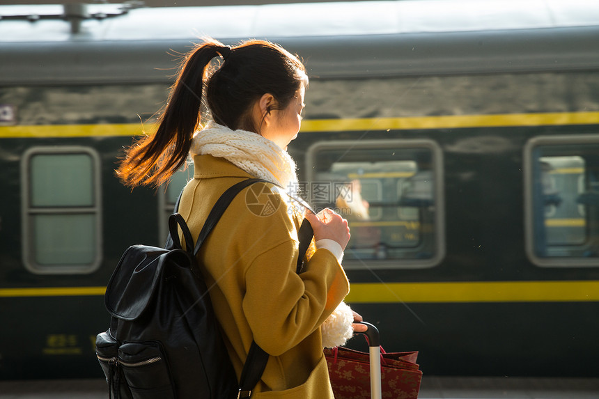 火车20到24岁表现积极青年女人在车站月台图片
