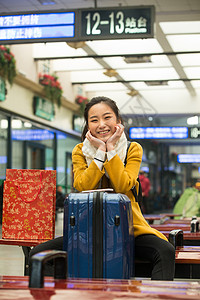 旅游东亚人青年女人在火车站图片