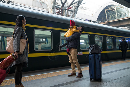 旅行者探亲亚洲幸福家庭在车站月台背景图片
