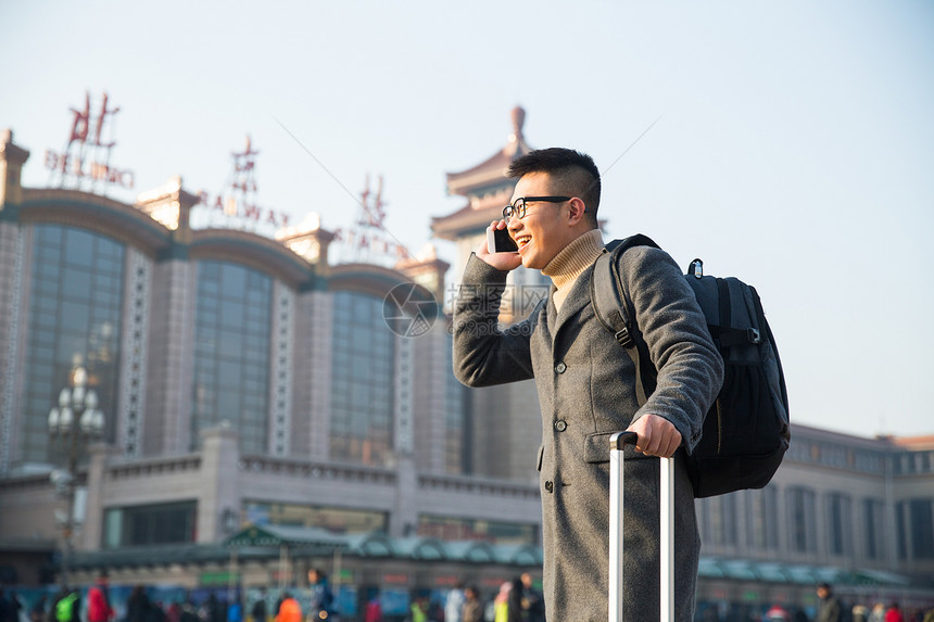 成年人运送青年男人在火车站图片