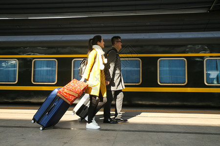 两个人女人摄影青年情侣在火车站图片