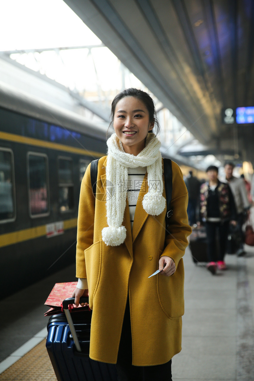 成年人人亚洲青年女人在车站月台图片
