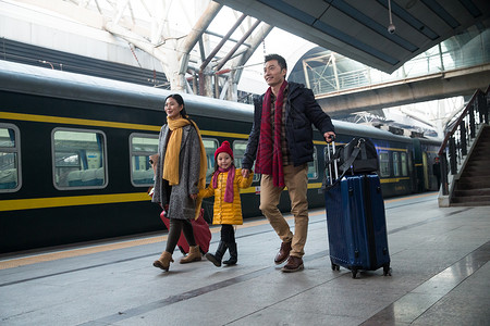 旅行箱火车站男人幸福家庭在车站月台背景图片