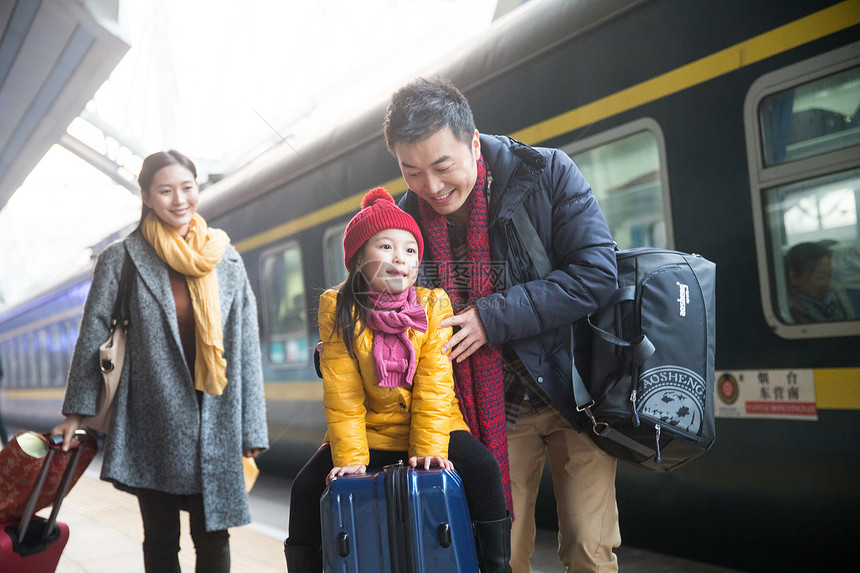 春节信心男人幸福家庭在车站月台图片