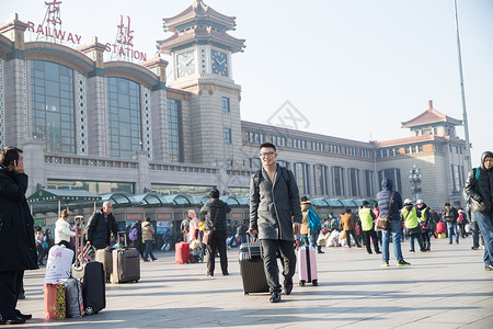 幸福旅游背包客青年男人在火车站图片