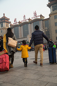 旅行北京东亚幸福家庭在站前广场图片