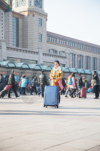 摄影等待20到24岁青年女人在站前广场图片