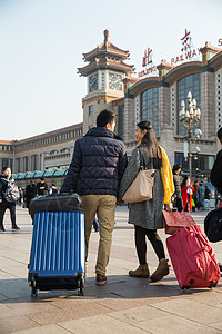 两个人北京亚洲人青年男女在站前广场高清图片
