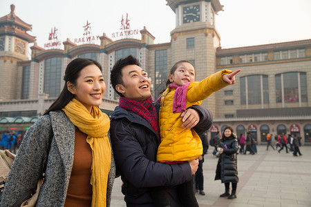 东亚青年女人摄影幸福家庭在站前广场图片