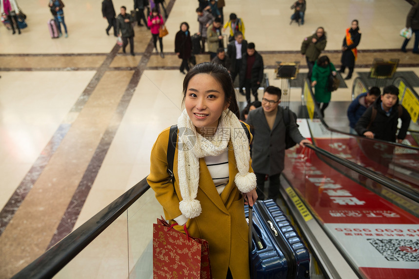 旅行者彩色图片白昼青年女人在火车站图片