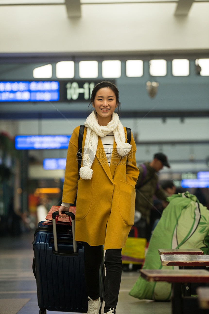 行李旅行者亚洲人青年女人在火车站图片