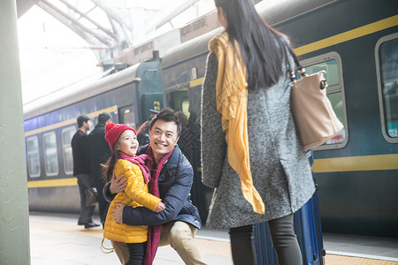 中年人探亲旅行的人幸福家庭在车站月台图片