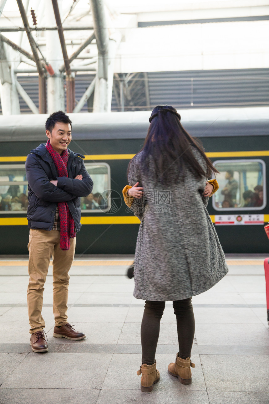 女人行李旅游年轻情侣在火车站图片