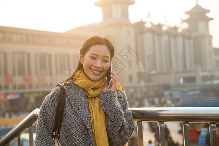 日光背包客彩色图片青年女人在站前广场图片