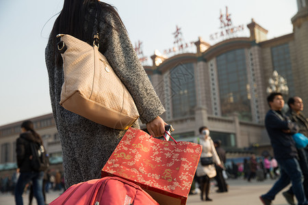背包客公共交通回家青年女人在站前广场图片