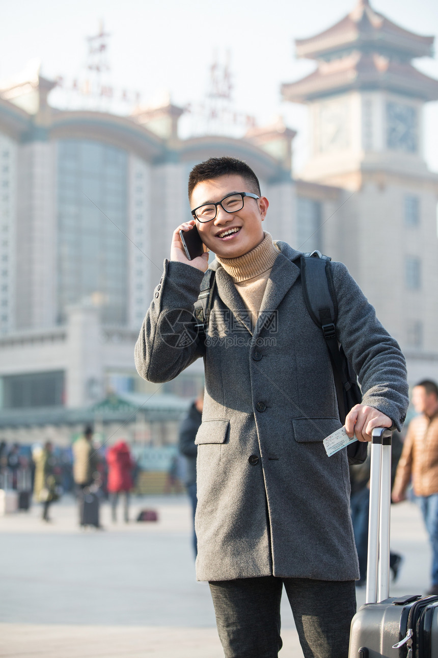 通讯幸福青年人青年男人在火车站图片