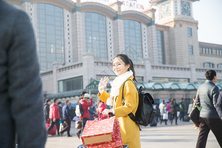 东方人运输大楼建筑青年男女在火车站图片