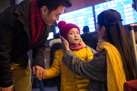 三个人旅途女人幸福家庭在候车厅图片