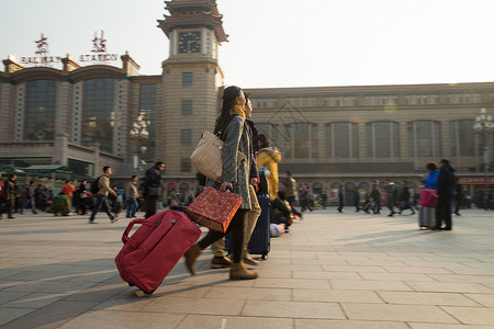 建筑旅行的人出发青年男女在站前广场图片