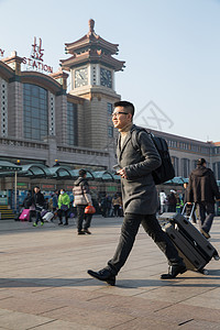 眼镜人旅行青年男人在火车站图片