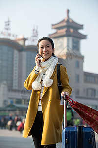 火车站旅行的人摄影青年女人在站前广场图片