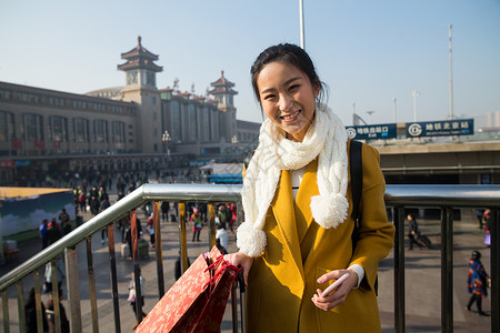 美女乘客青年女人在站前广场图片