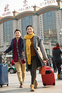 亚洲人放松背包客青年男女在站前广场图片