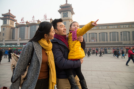 黑河母亲广场北京东亚车站幸福家庭在站前广场背景