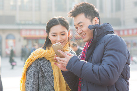 离开附带的人物仅成年人青年情侣在火车站背景图片