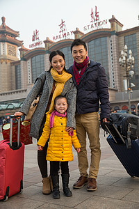 亚洲人火车站核心家庭幸福家庭在站前广场图片