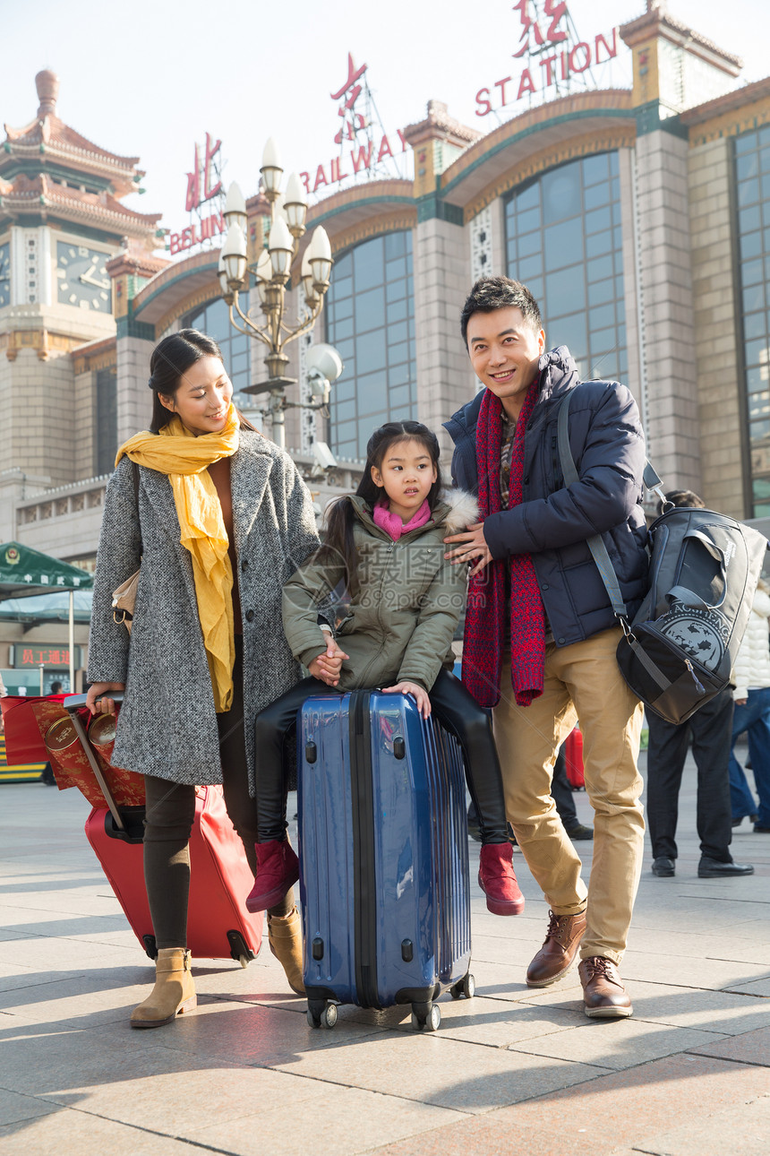 运输大楼春节30岁到34岁幸福家庭在火车站图片