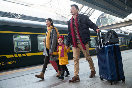 中年人厚衣服中年男人幸福家庭在车站月台图片