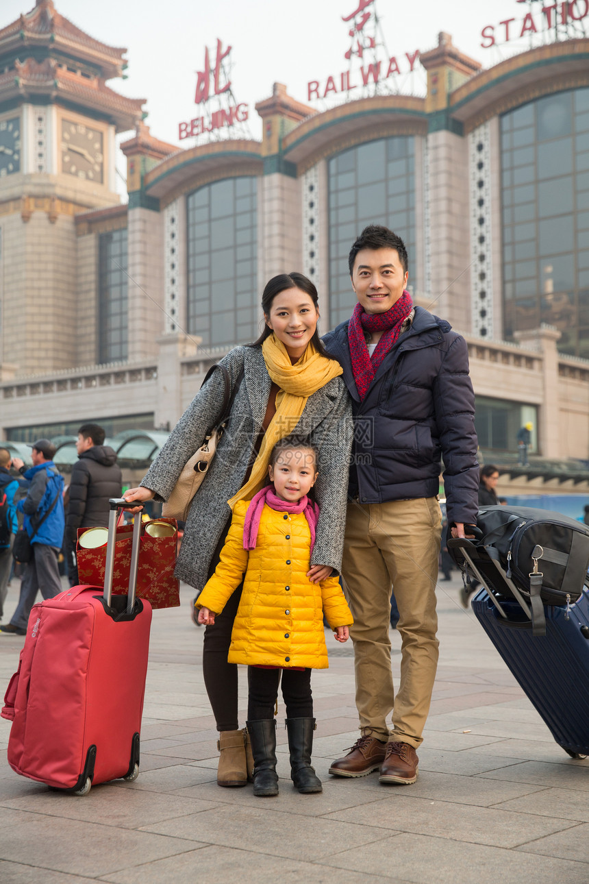 男人旅行者出发幸福家庭在站前广场图片