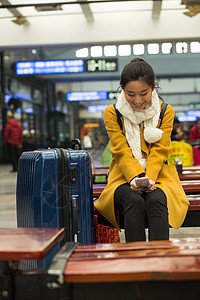 青年人东方人东亚青年女人在火车站图片