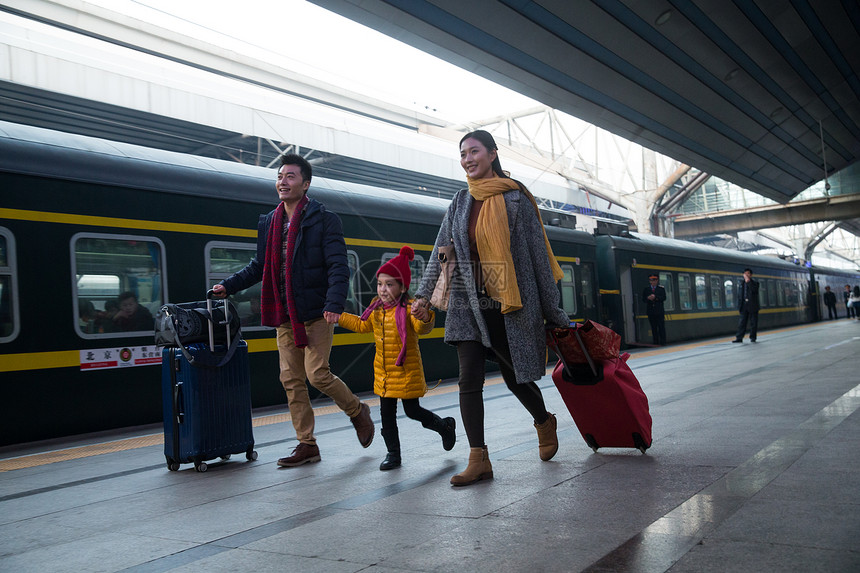 旅途旅行女孩幸福家庭在车站月台图片