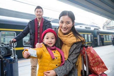 户外母亲放松幸福家庭在车站月台图片