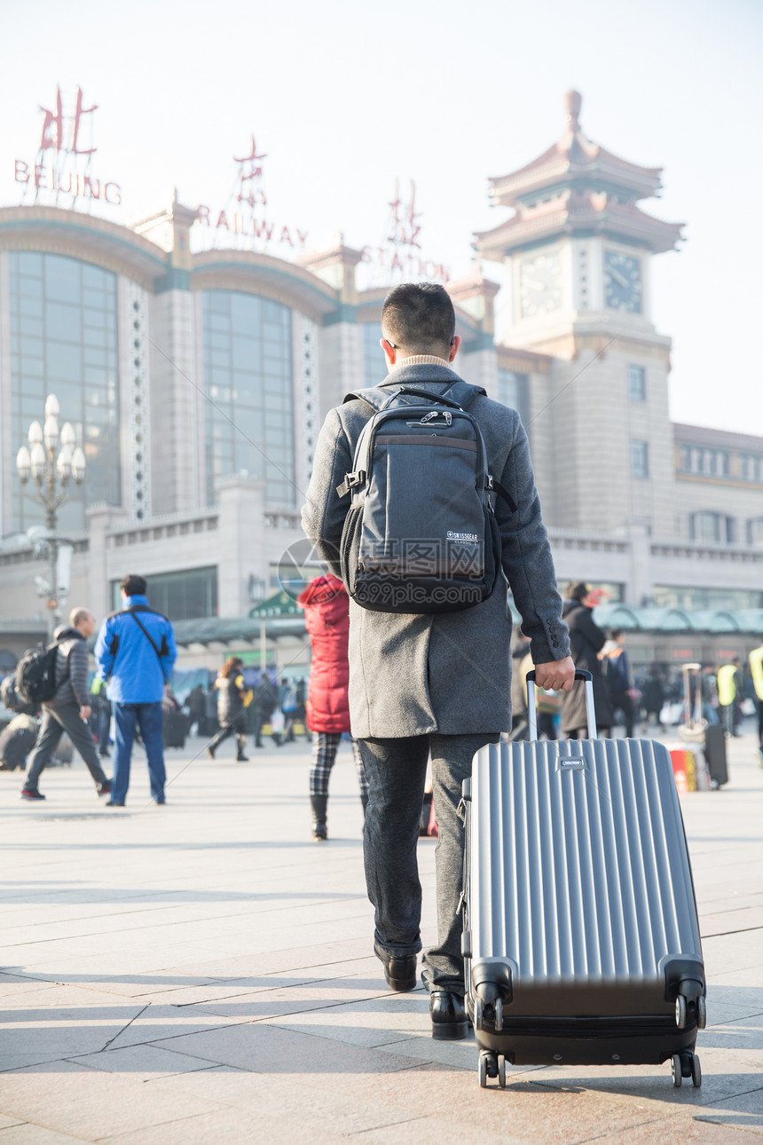 表现积极日光乘客青年男人在火车站图片