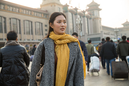 水平构图户外前景聚焦青年女人在站前广场图片