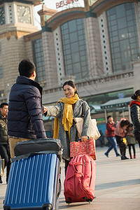 东亚旅行箱北京青年男女在站前广场图片